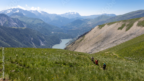 vue depuis le plateau d'Emparis sur la vallée du Ferrand et le lac de Chambon dans les Alpes de l'Isère en été