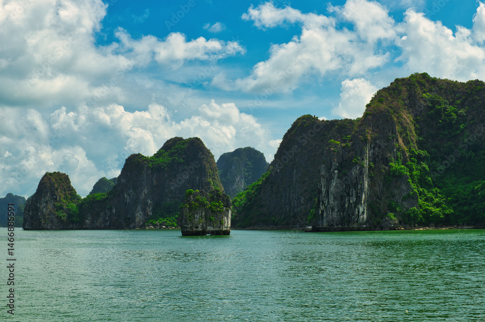 Obraz premium HA LONG BAY, VIETNAM - JULY 19, 2022: Beautiful view of the Halong bay, Vietnam. UNESCO World Heritage. This was on a cloudy day, with many boats and spells of sunshine. during the Covid 19 pandemic. 