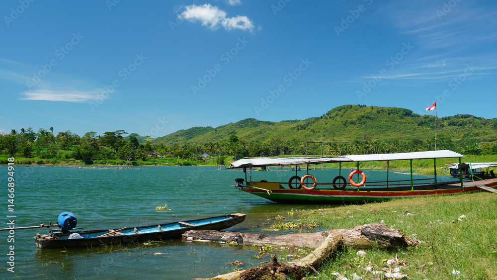 Naklejka premium Lakeshore Boats Green Hills