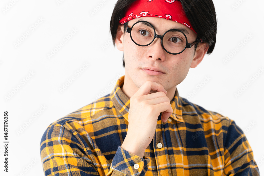 Fototapeta premium チェック柄の服を着た若い男性