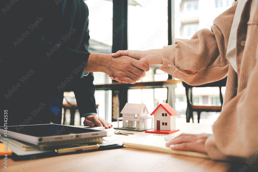Φωτογραφία Real estate agent delivers model homes to customers, mortgage loan agreements, house lease and sale agreements, and home insurance contracts