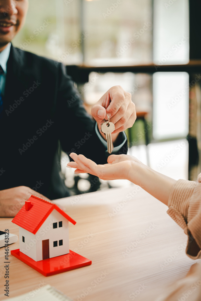 © Suphakant - real estate agent Deliver model homes to customers. Mortgage contracts, loans, hire-purchase contracts and house sales..