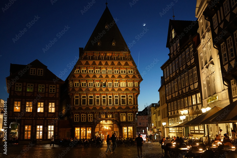 Fototapeta premium Abendstimmung auf dem Marktplatz in Hildesheim - Abstecher vom Leine-Heide-Radweg