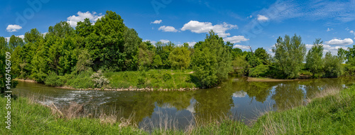 Panoramaansicht eines renaturierten Teilabschnitts des Fluss Nidda in einem Naherholungsgebiet in Frankfurt am Main bei schönem, sonnigem Wetter