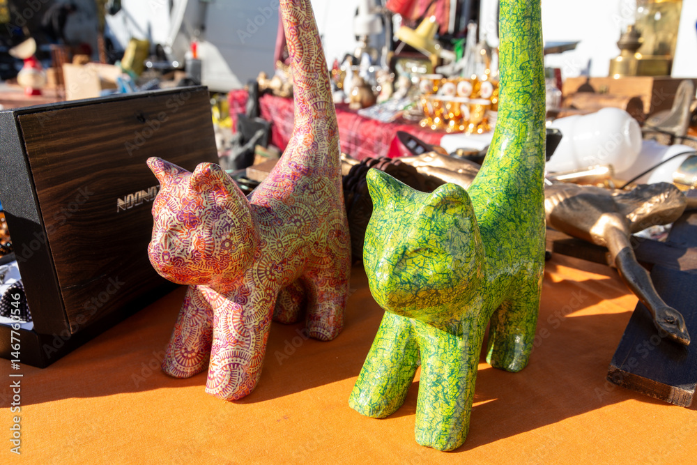Obraz premium Colorful patterned cat figurines on market table