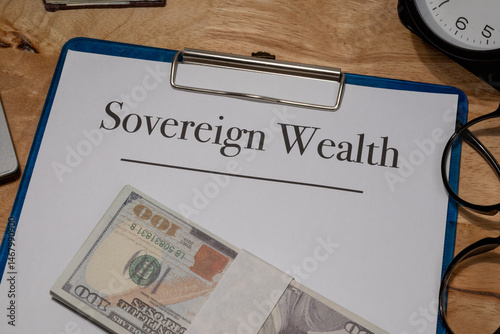 Bilde på lerret A clipboard holding a sovereign wealth fund document set with cash on a wooden table, representing national financial assets