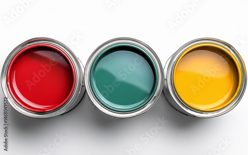 tres latas de pintura de distinto color, aislada, sobre fondo blanco, vista superior