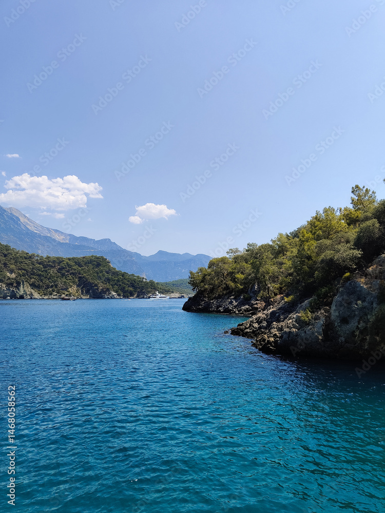 Obraz premium beautiful seascape on the horizon silhouette of mountains