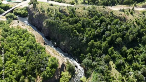 Dron captura la esencia salvaje de la Patagonia con el río Coyhaique como protagonista natural.