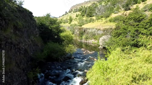 Dron captura la esencia salvaje de la Patagonia con el río Coyhaique como protagonista natural.