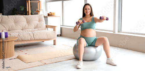 Sporty pregnant woman with ...