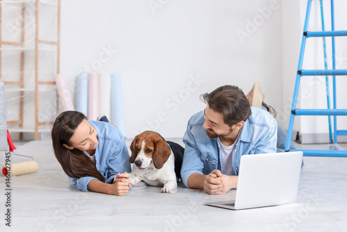 Young couple with Beagle do...