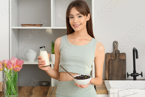 Sporty young woman holding ...