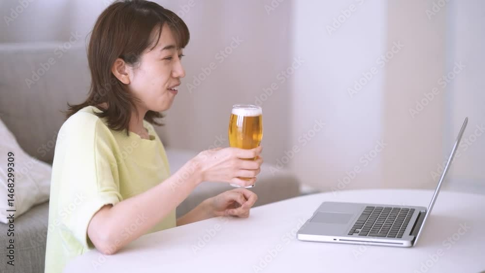 オンライン飲み会を楽しむ若い女性 オンライン飲み会を楽しむ若い女性