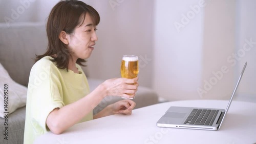 オンライン飲み会を楽しむ若い女性