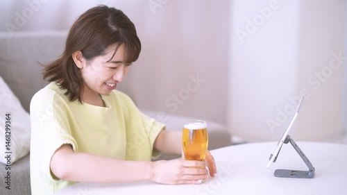 オンライン飲み会を楽しむ若い女性
