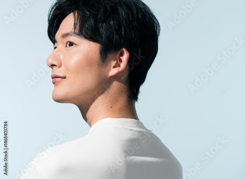 夏の日差しの中にいる日本人男性
