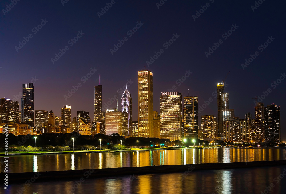 Obraz premium Chicago city skyline with skyscrapers at night, Chicago IL