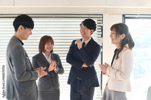 笑顔で会話をする男女のビジネスパーソン
