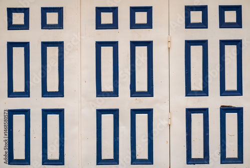 Puerta blanca con detalles geométricos en azul marino y diseño simétrico - foto de stock 