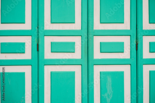 Puerta de madera verde con diseño geométrico simétrico y fondo blanco - foto de stock 