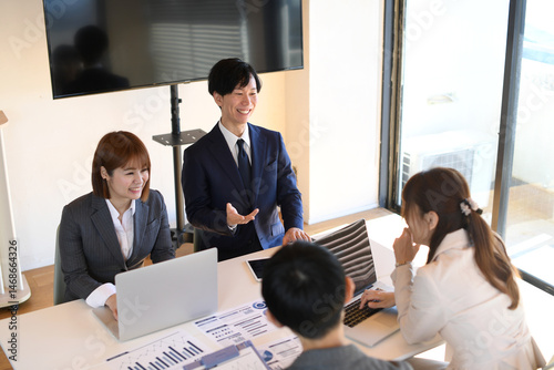 会議中の複数人の男女のビジネスパーソン