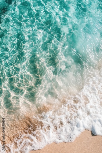 Obraz na płótnie Crystal-clear turquoise water lapping a sandy shore w salonie