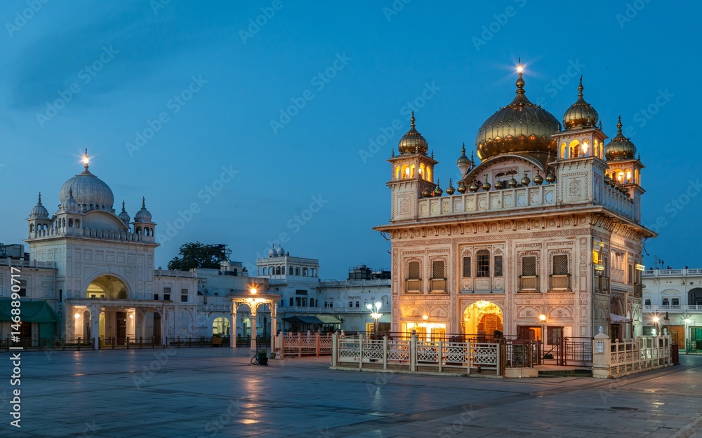 Obraz premium Spring, Amritsar, Punjab ,Fields, Golden Temple glow, India, Golden Temple at Dawn, Amritsar