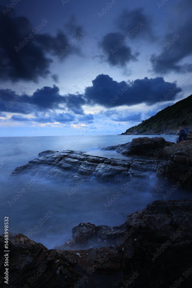 Obraz premium Khao Laem Ya is a cape formed by sedimentary rocks that accumulate in the deep sea. and transformed by the process of mountain formation. Khao Laem Ya–Mu Ko Samet National Park, Rayong, THAILAND