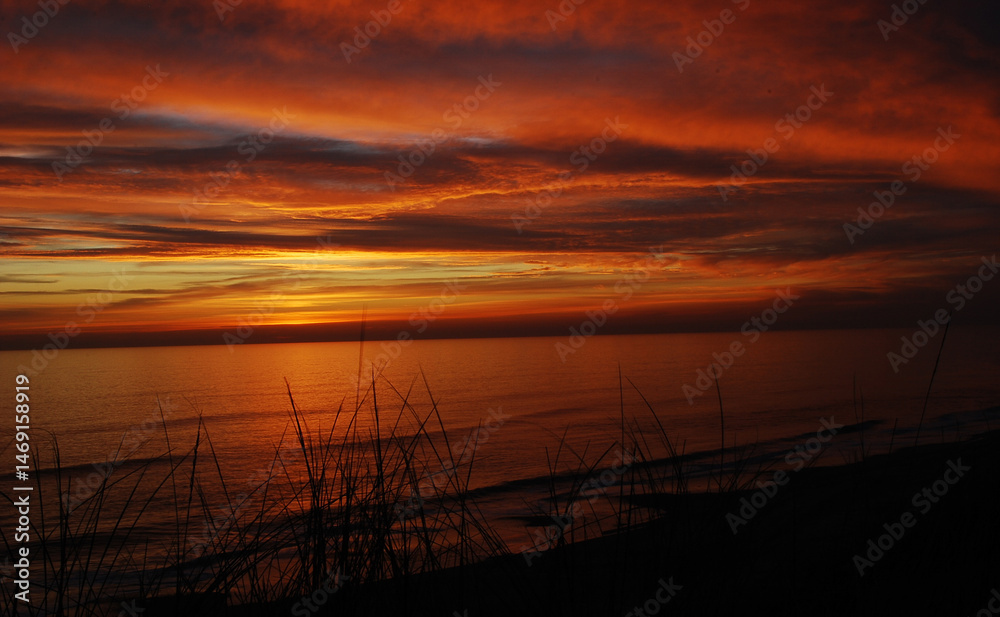 Naklejka premium on a beautiful sunset over the ocean water