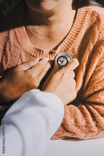 The doctor examines the patient's heart to analyze and listen to whether the heart rhythm is abnormal or normal in order to diagnose and draw conclusions from the patient for further treatment.