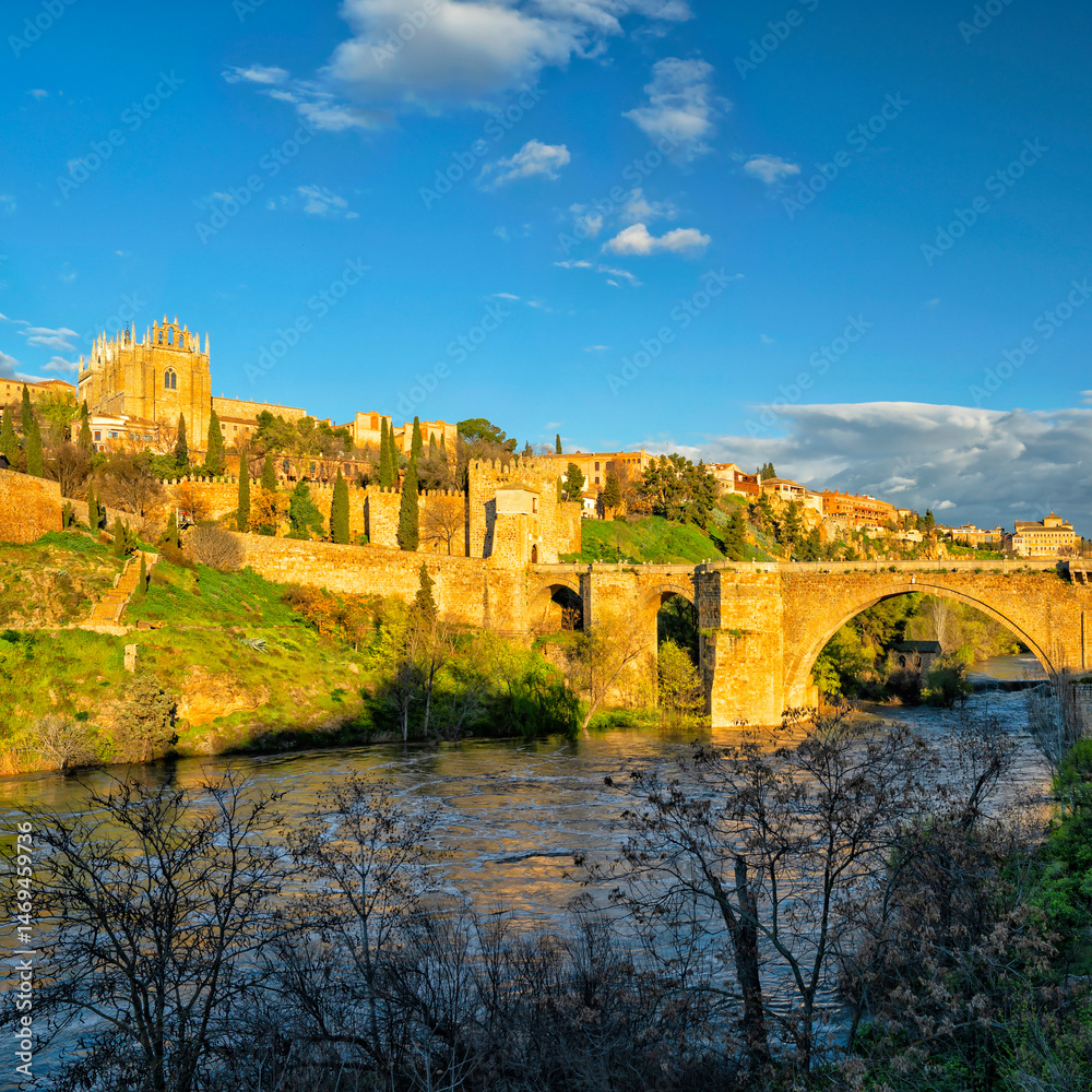Obraz premium Toledo with Alcazar castle at sunset, Castilla-La Mancha, Spain 