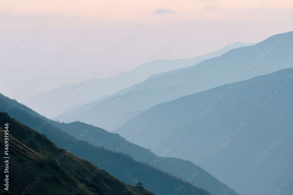 Obraz premium serene mountain ridge in bhutan during soft twilight viewed from above
