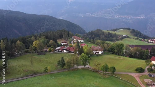 Idyllisches Dorf auf Hügeln mit Feldern und Häusern, umgeben von Natur, Video, Drohne, Drohnenaufnahme, Vöran, Bozen, Trentino, Südtirol, Italien
