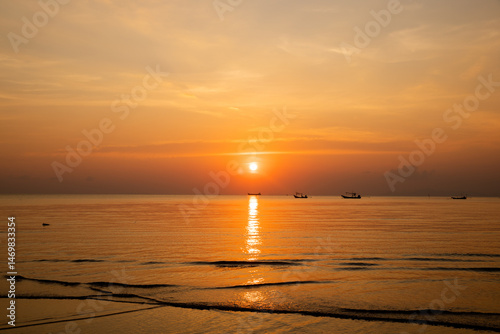 Fotografie a beautiful orange sunset on the beach of Thailand