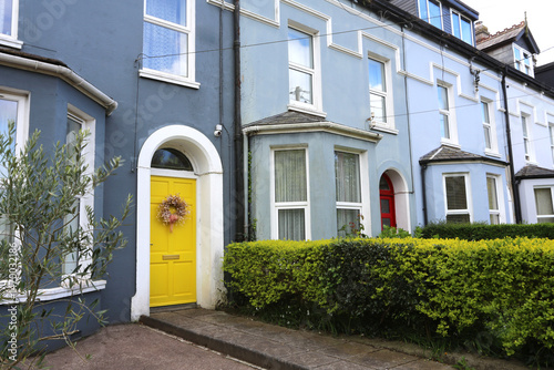 Fototapeta Naklejka Na Ścianę i Meble -  Façades de maisons colorées en Irlande avec petits jardins