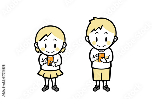 スマホを操作する、普段着の男女の子ども