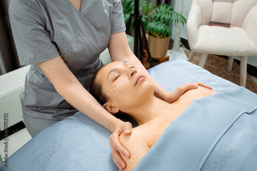 Foto Facial massage for a young woman