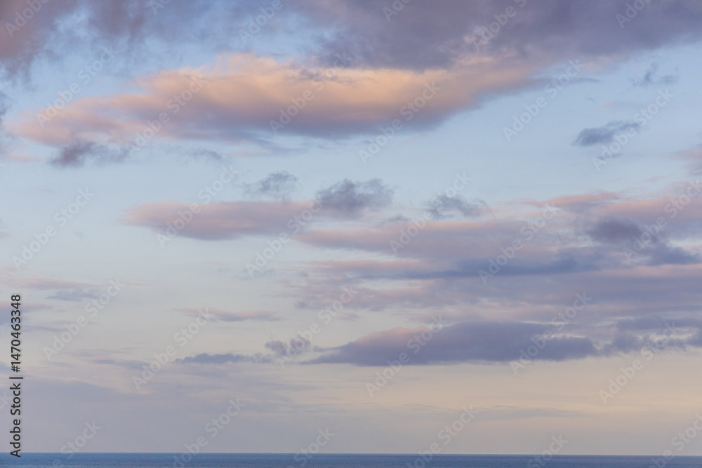 Obraz premium Tranquil Seascape with Sunset Clouds Over Kailua-Kona, Hawaii Horizon