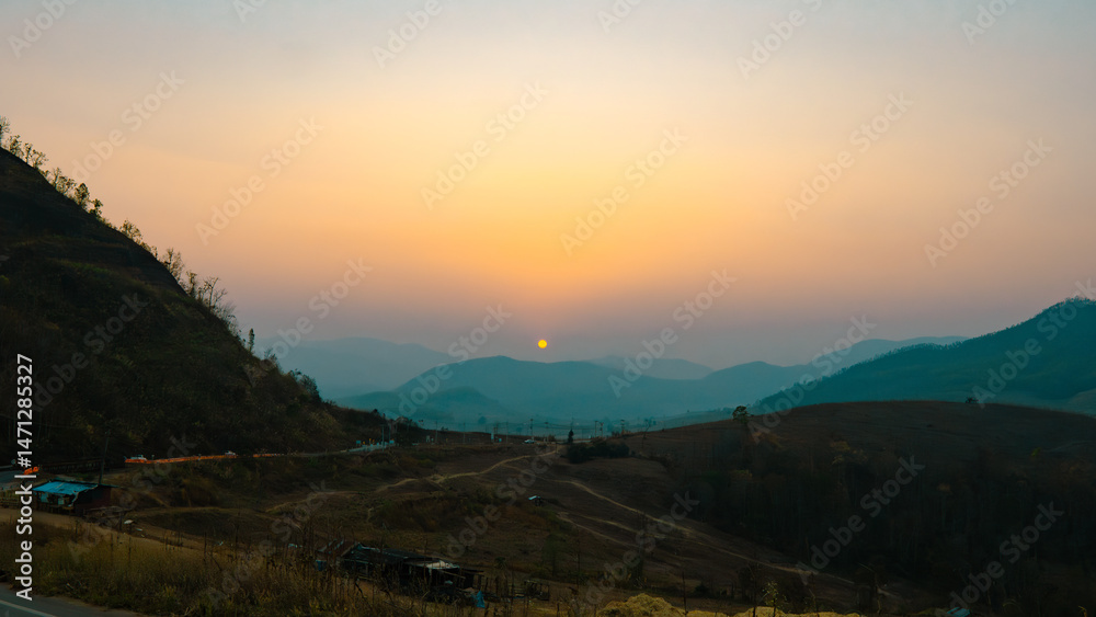 Obraz premium View of the sun setting in Thailand