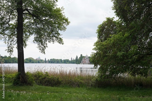 Panoramablick auf den Heiligen See im Neuen Garten in Potsdam im Frühling photo