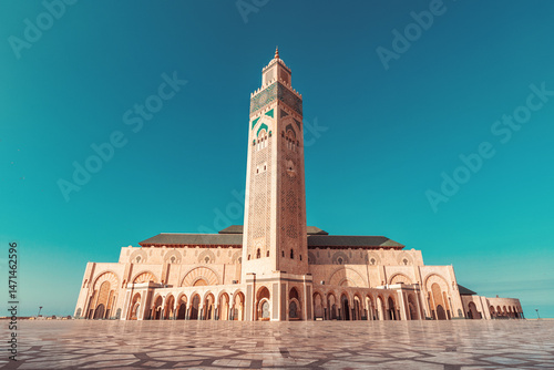 фотографія Hassan II Mosque under blue sky with ornate details and geometric patterns on th