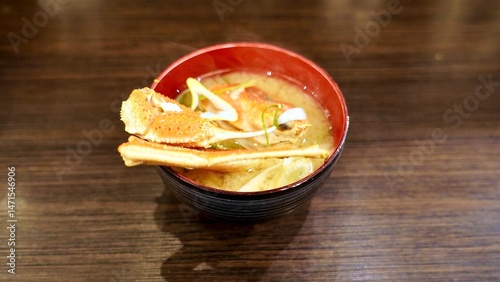 カニの脚が入った味噌汁