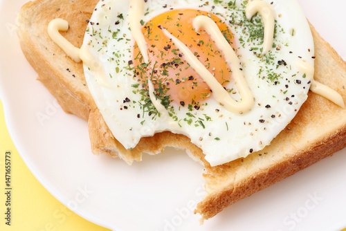 食べかけのエッグトースト