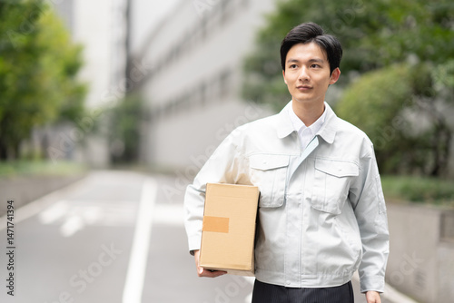 荷物を運ぶドライバー