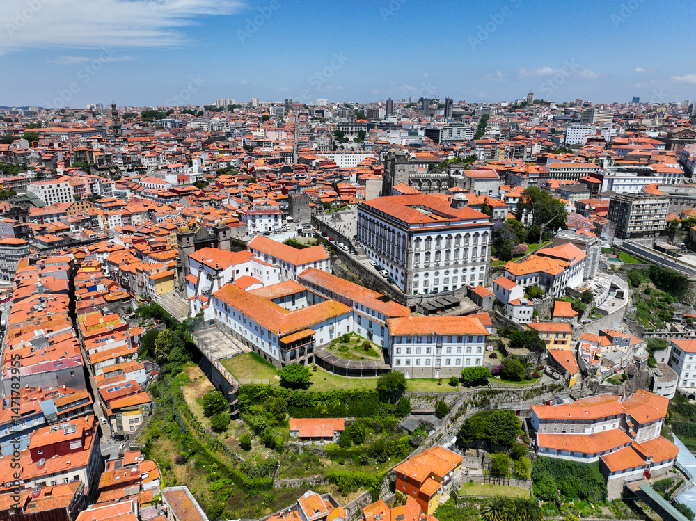 Naklejka premium Aerial photo of the Sé do Porto and surrounding old town architecture