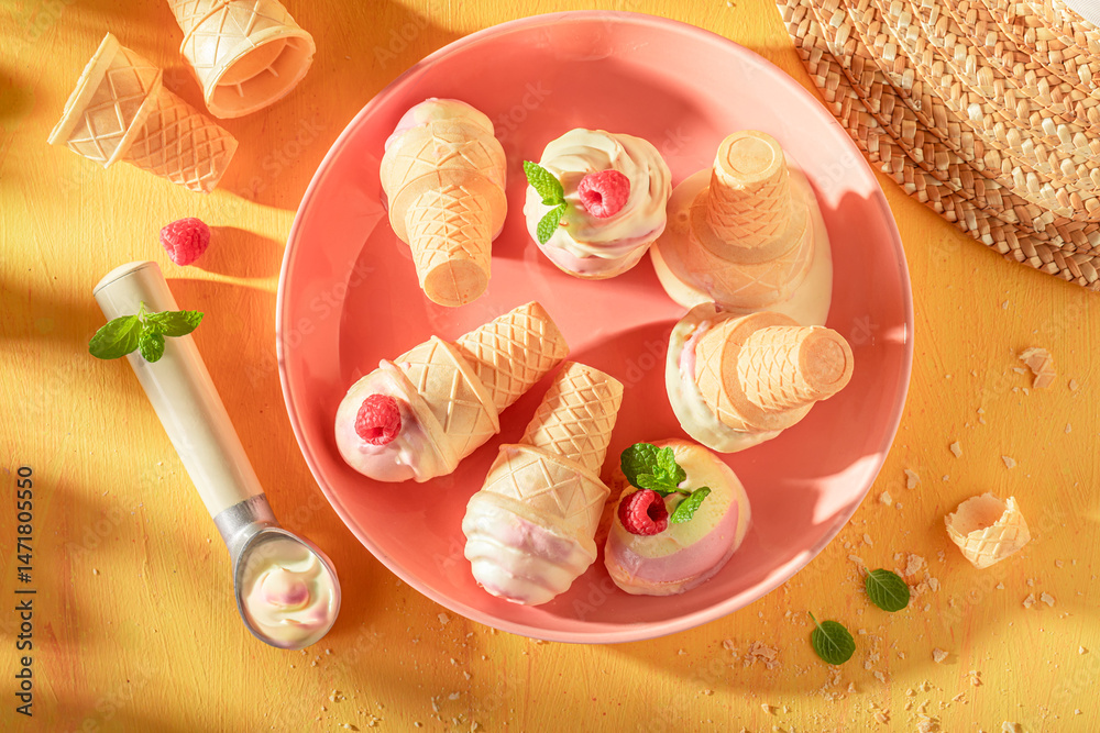 Fresh and homemade raspberry ice cream as a creamy dessert.