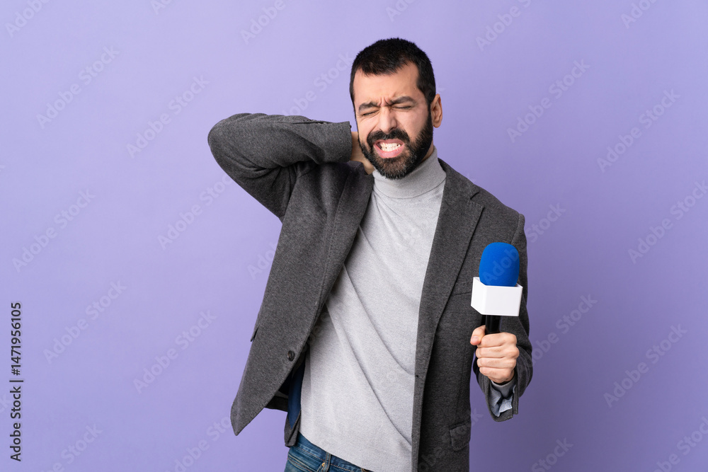 Naklejka premium Adult reporter man with beard holding a microphone over isolated purple background with neckache