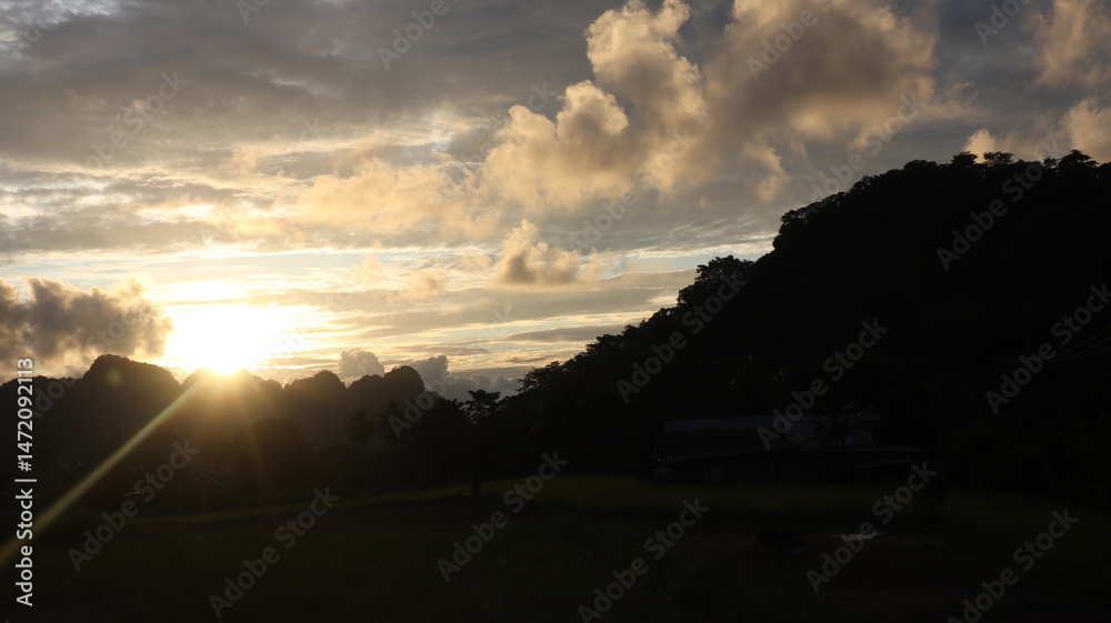 Obraz premium Sunset in the mountains with Indonesian rice fields in the background, a very beautiful view.
