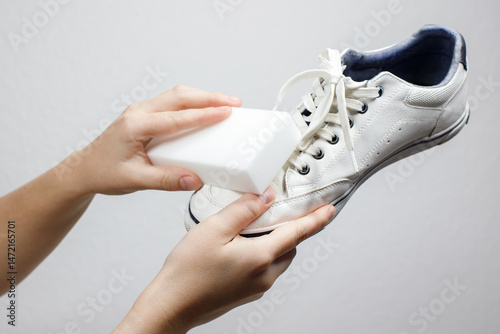 cleaning shoes with melamine sponge